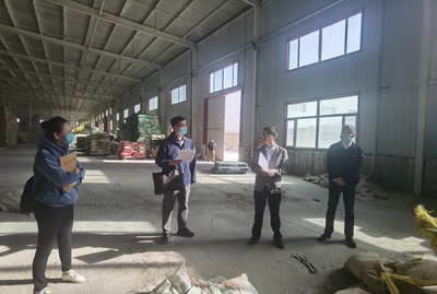 第二師鐵門(mén)關(guān)市嚴(yán)格落實(shí)國(guó)家化肥商業(yè)儲(chǔ)備核查，確保春耕物資供銷(xiāo)保障有力